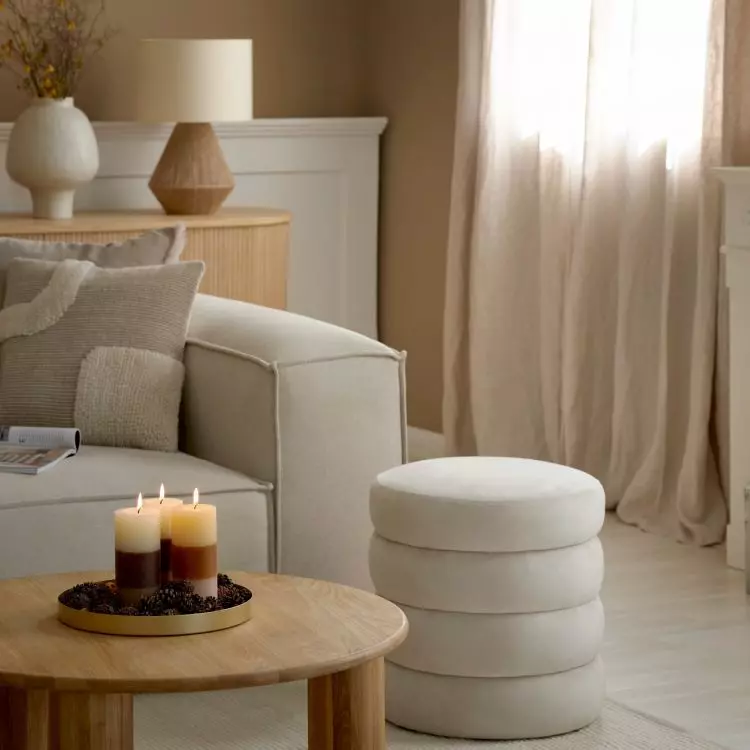 The poufs can have upholstery made of different materials, such as wool, linen, leather or synthetic materials