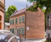 As part of the revitalization of Biskupia Gorka, the first to be renovated was a tenement at 7 Salwator Street