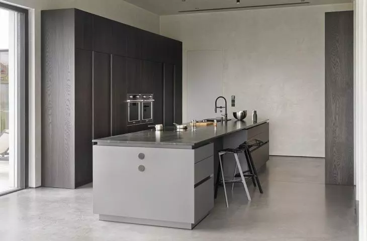 The countertop of the kitchen island was covered with natural quartzite