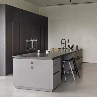 The countertop of the kitchen island was covered with natural quartzite