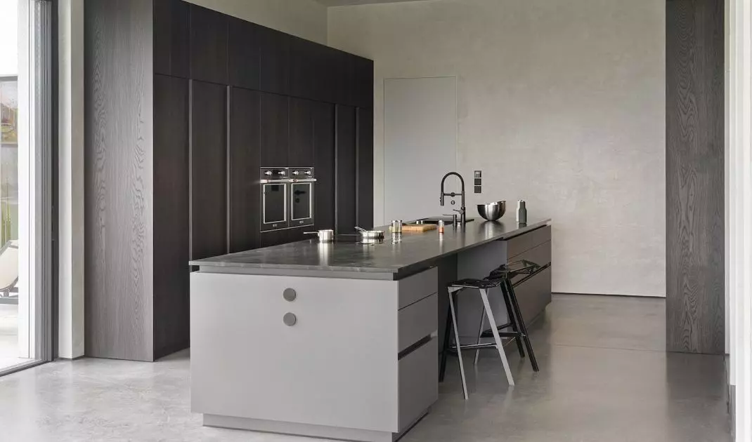 The countertop of the kitchen island was covered with natural quartzite