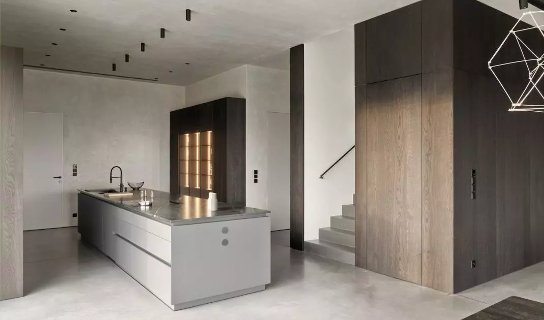 Kitchen design combines wood, stone and veneer