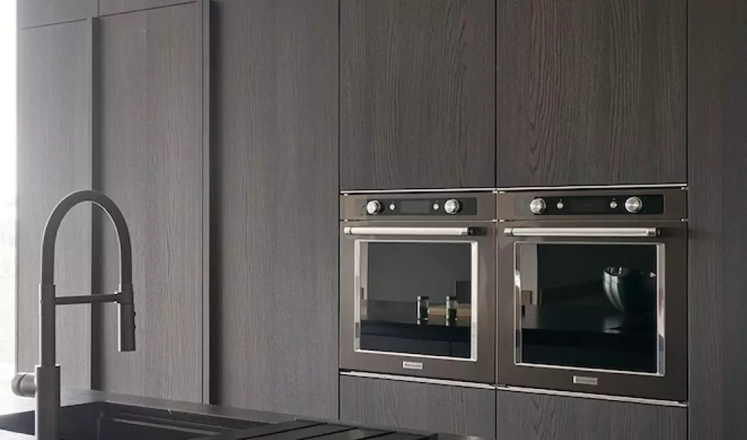 The cabinet was made of oak veneer with a brushed surface