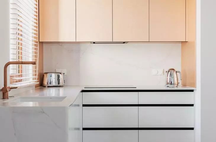 Salmon fronts create a subtle contrast with the rest of the kitchen