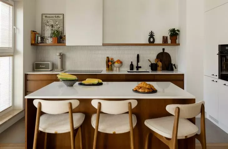 In the kitchen, a large glazing was discovered
