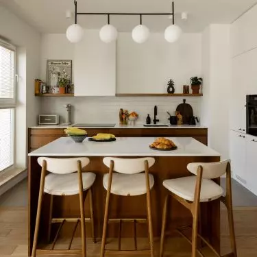 In the kitchen, a large glazing was discovered