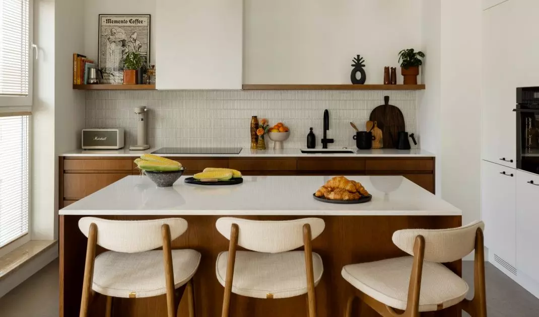 In the kitchen, a large glazing was discovered