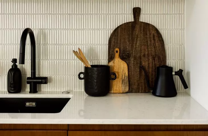 The kitchen is kept in earthy colors