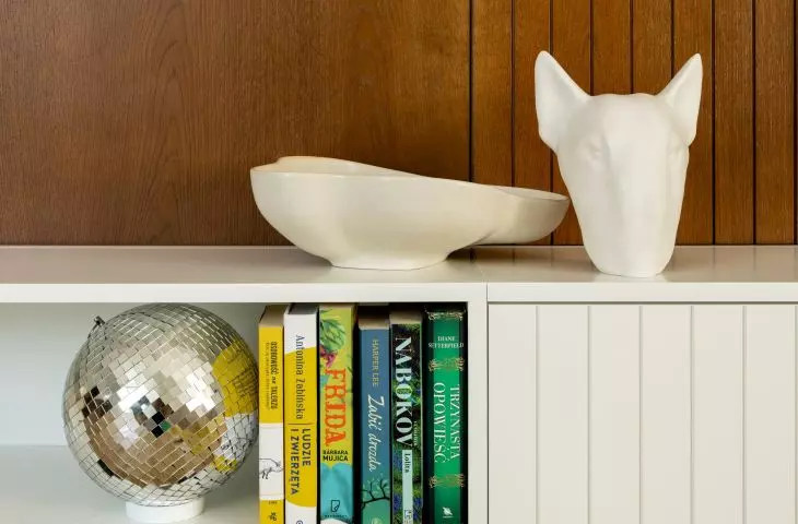 Thanks to unusual items collected by the owners, the interior has gained a unique character