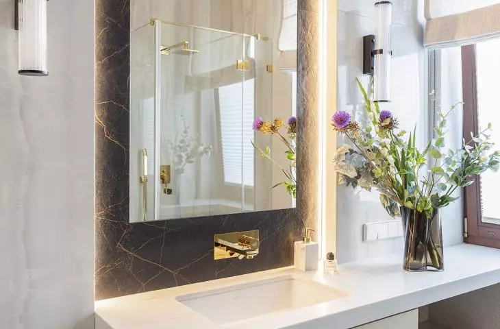 The mirror was placed in a frame of dark stoneware