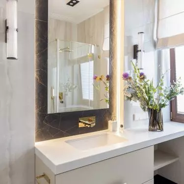 The mirror was placed in a frame of dark stoneware