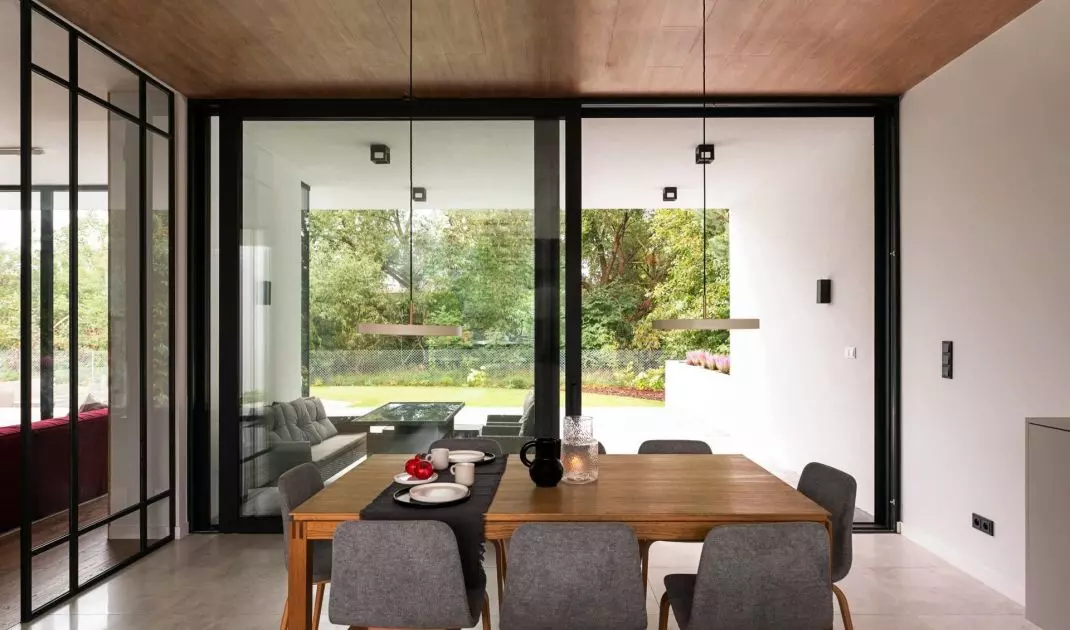Large glazed areas tie the interior together with the surroundings