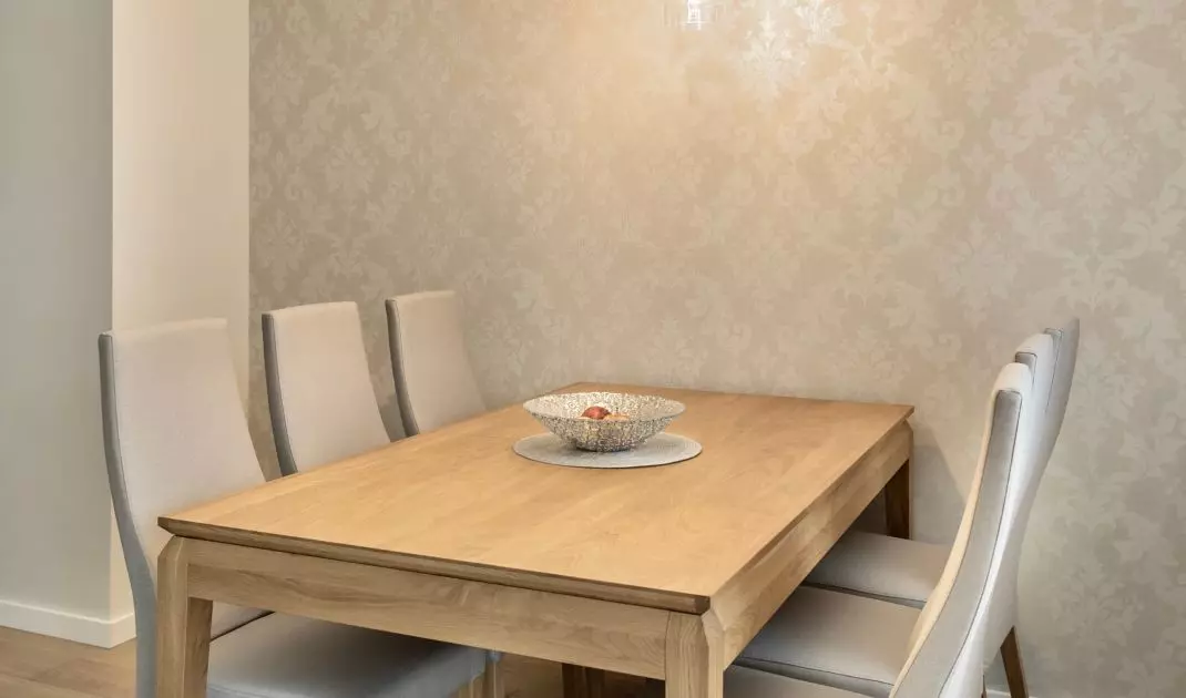 The wall in the dining room was decorated with a typical arabesque