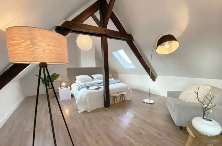 Dobrym sposobem na dyskretne podłączenie do prądu lamp stojących są listwy przypodłogowe z kanałem na kabel zasilający