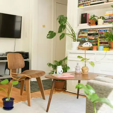 The problem of unsightly cables arises when your dream TV hangs on the living room wall. Fortunately, there are several simple ways to hide them
