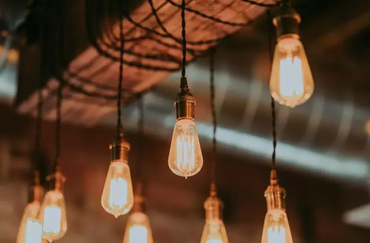 Wiszące lampy na wyrazistych kablach to jeden z wyróżników stylu industrialnego. W tym przypadku warto je wyeksponować
