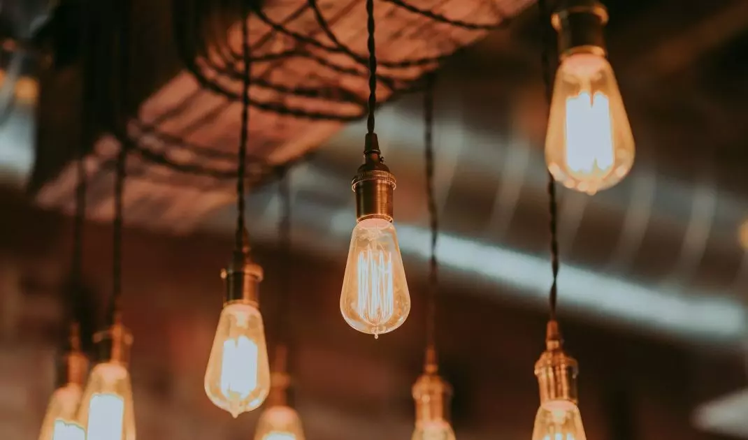 Hanging lamps on expressive cables are one of the hallmarks of industrial style. In this case, it is worth highlighting them