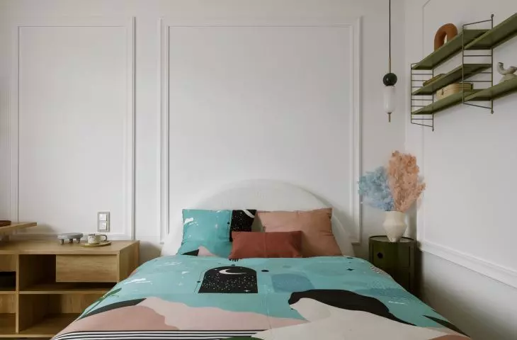 The walls of the room are decorated with stucco