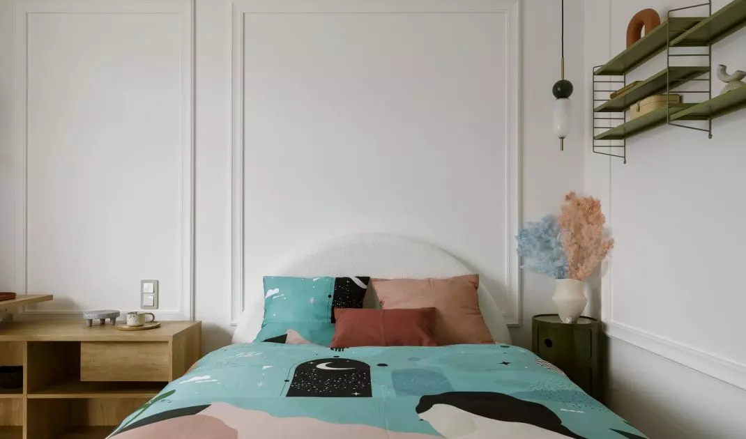The walls of the room are decorated with stucco