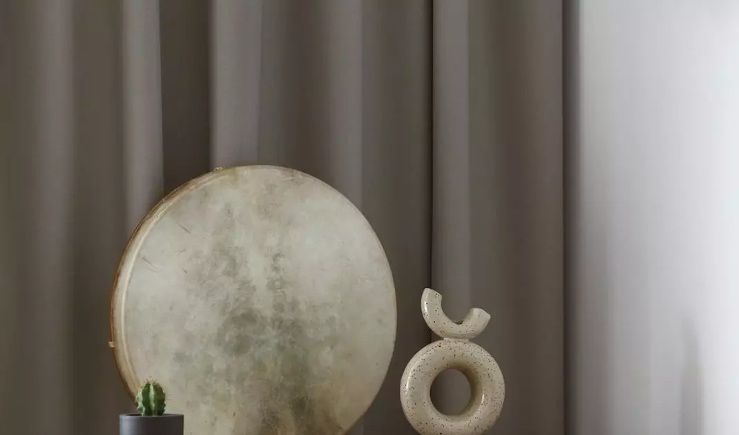 Lampa nad biurkiem przypomina kwiat