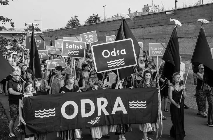 Marsz żałobny dla Odry w sierpniu 2022 roku na Bulwarach Wiślanych w Warszawie
