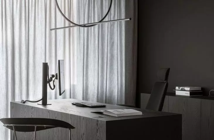 The desk has the form of a monolithic block