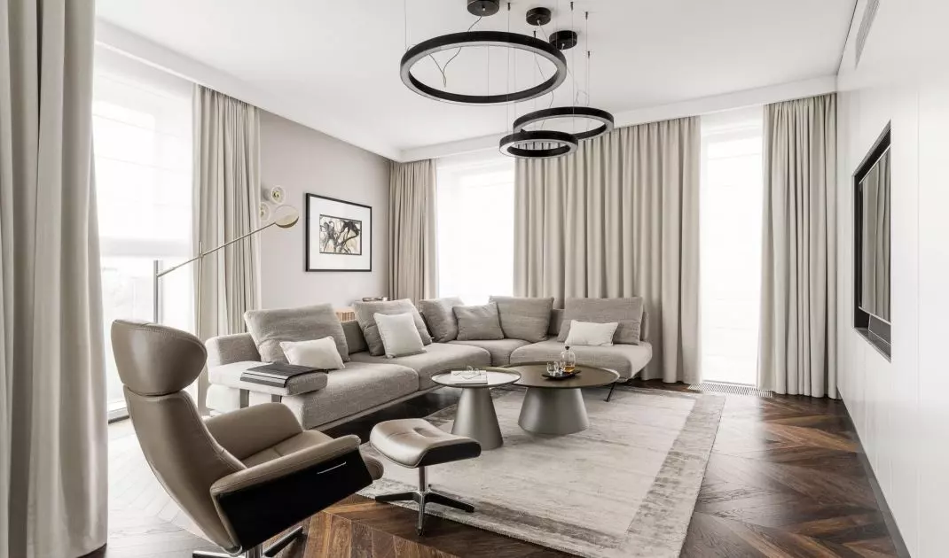 The basis of the arrangement was a wooden floor