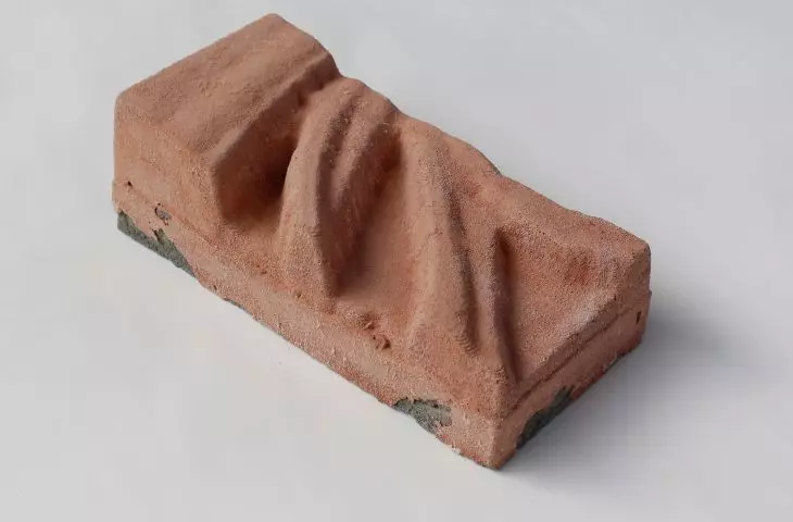 Ornament odciśnięty w glinie