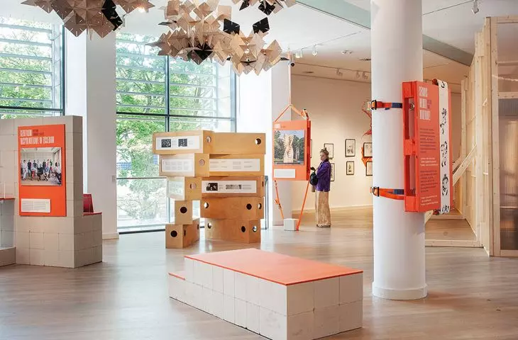 The architecture of the exhibition was created using simple means - concrete blocks, plywood or conveyor belts