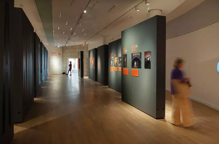 on the ceiling of the Museum of the City of Gdynia was transferred a fragment of the light installation 