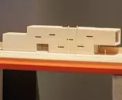 makieta Domu Strzelby — architekt, projektując ten dom jednorodzinny, musiał zmierzyć się z wyzwaniem, jakie stanowiła działka o nietypowym kształcie