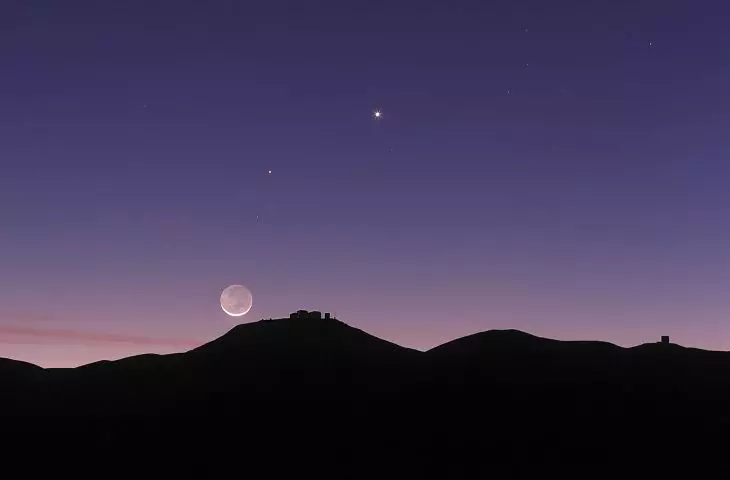 The crescent moon and the glow of the Earth over the ESO Paranal Observatory in Chile 27.10.2011