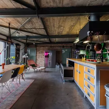The architect kept the industrial character of the interior
