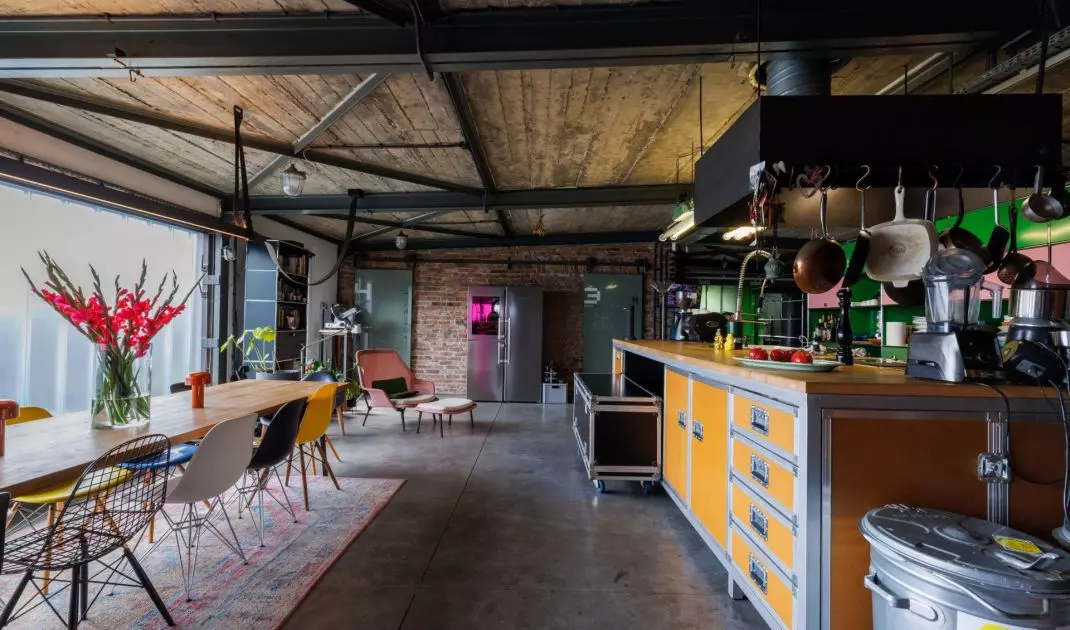 The architect kept the industrial character of the interior