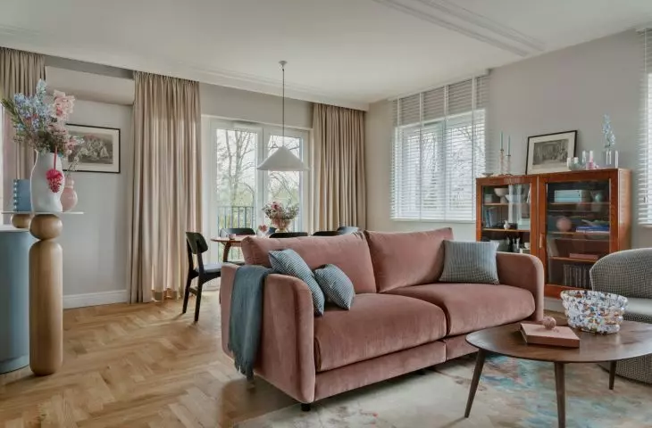 The arrangement is dominated by a combination of pink and blue