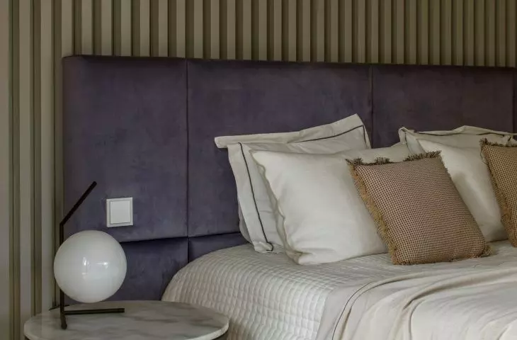 The interior color scheme refers to the nearby forest