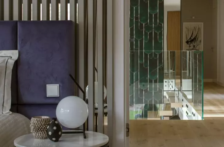The laths have been combined with a mirror