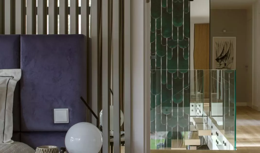 The laths have been combined with a mirror