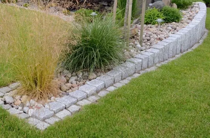 Palisada granitowa to świetny sposób na wydzielenie poszczególnych stref w ogrodzie