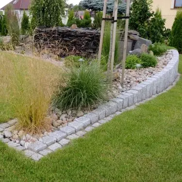 Palisada granitowa to świetny sposób na wydzielenie poszczególnych stref w ogrodzie