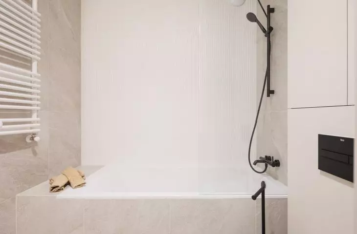 The investors wanted the bathroom to include a comfortable bathtub