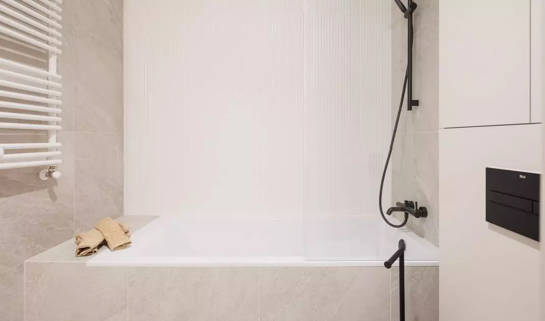 The investors wanted the bathroom to include a comfortable bathtub
