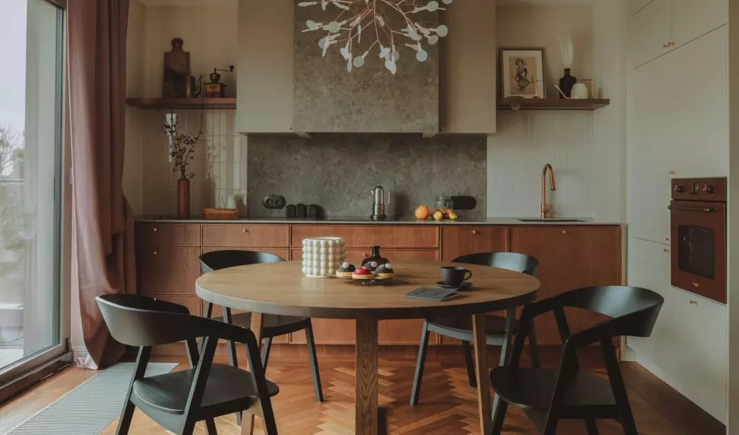 The lighting of the dining area should blend in with the rest of the interior
