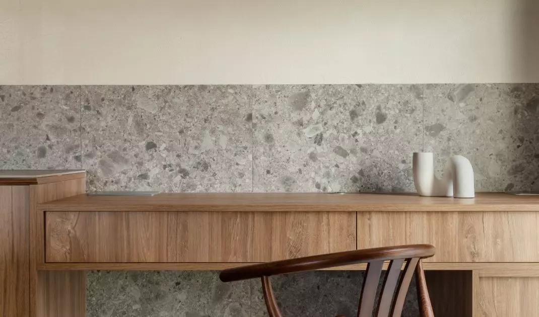 At the end of the countertop a corner with a chair has been arranged