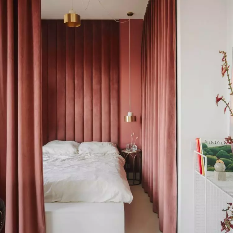 Możesz wydzielić sypialnię ze strefy dziennej za pomocą grubych zasłon