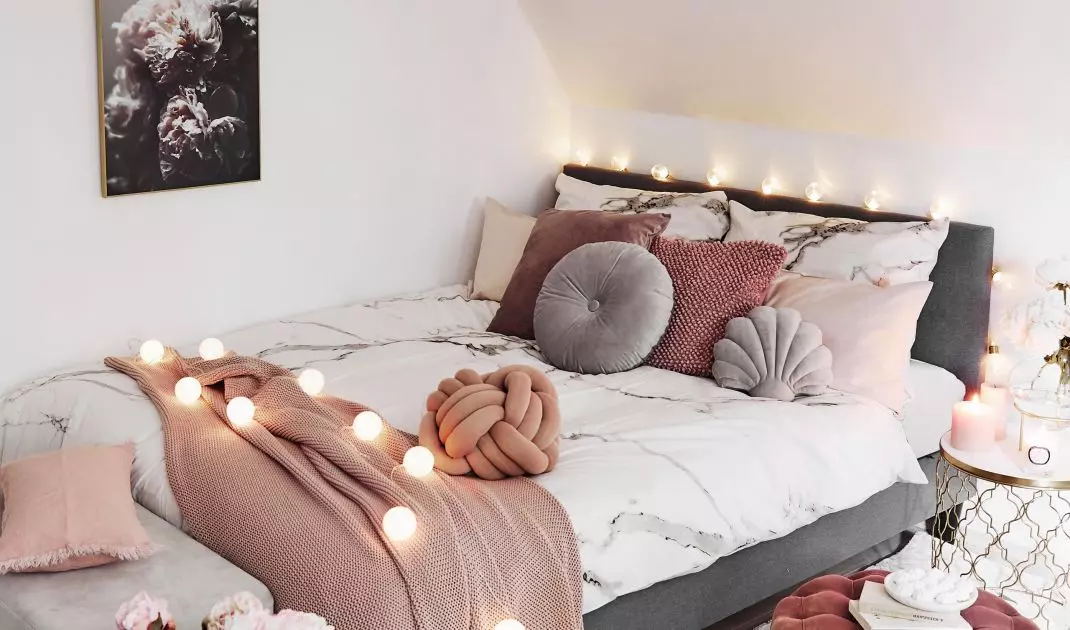 Pufa może także pełnić funkcję stolika nocnego