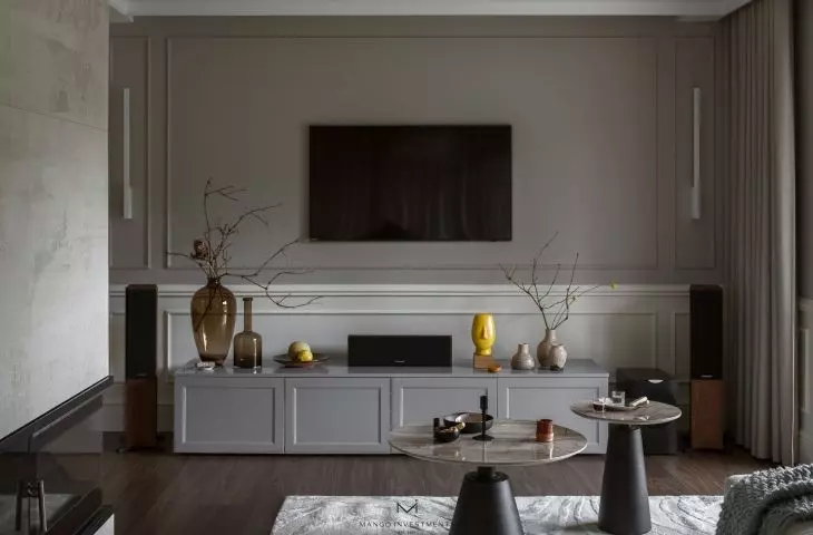 In the relaxation area you will find designer tables and a striking carpet