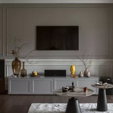 In the relaxation area you will find designer tables and a striking carpet