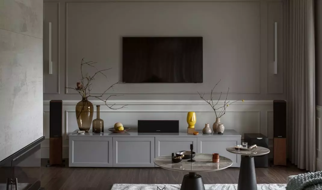 In the relaxation area you will find designer tables and a striking carpet