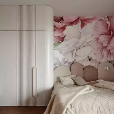 A floral wallpaper was used in the youngest daughter's room